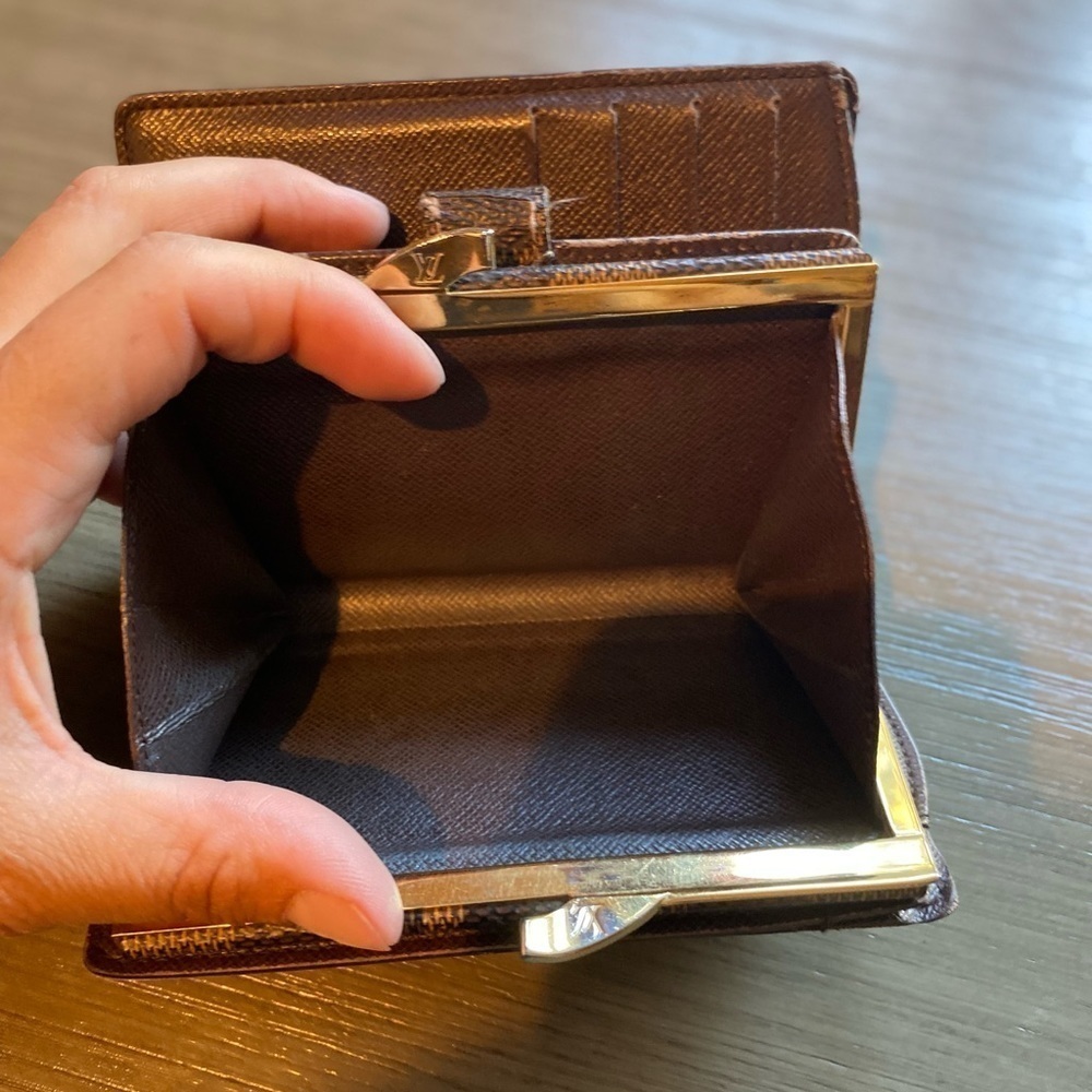 LOUIS VUITTON DAMIER EBENE KISS LOCK WALLET​​​​​​​​ - Picture 10 of 16